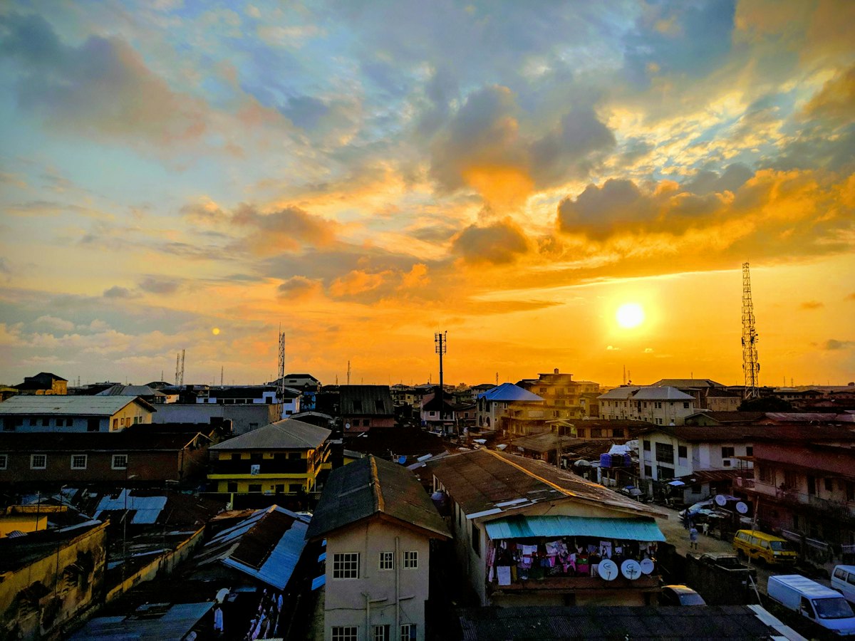 Toits d'un quartier résidentiel d'Afrique de l'Ouest au coucher du soleil